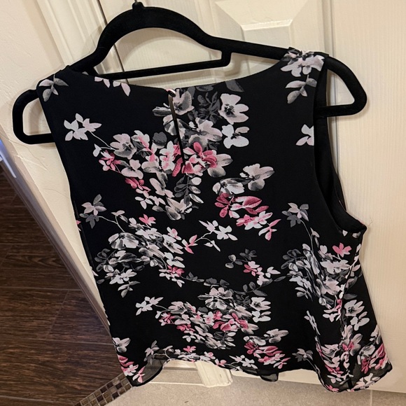 White House Black Market Floral Sleeveless Blouse size medium. - Picture 4 of 4